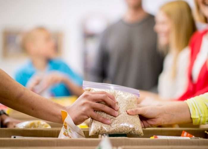 ajudar-o-proximo-doacao-de-alimentos